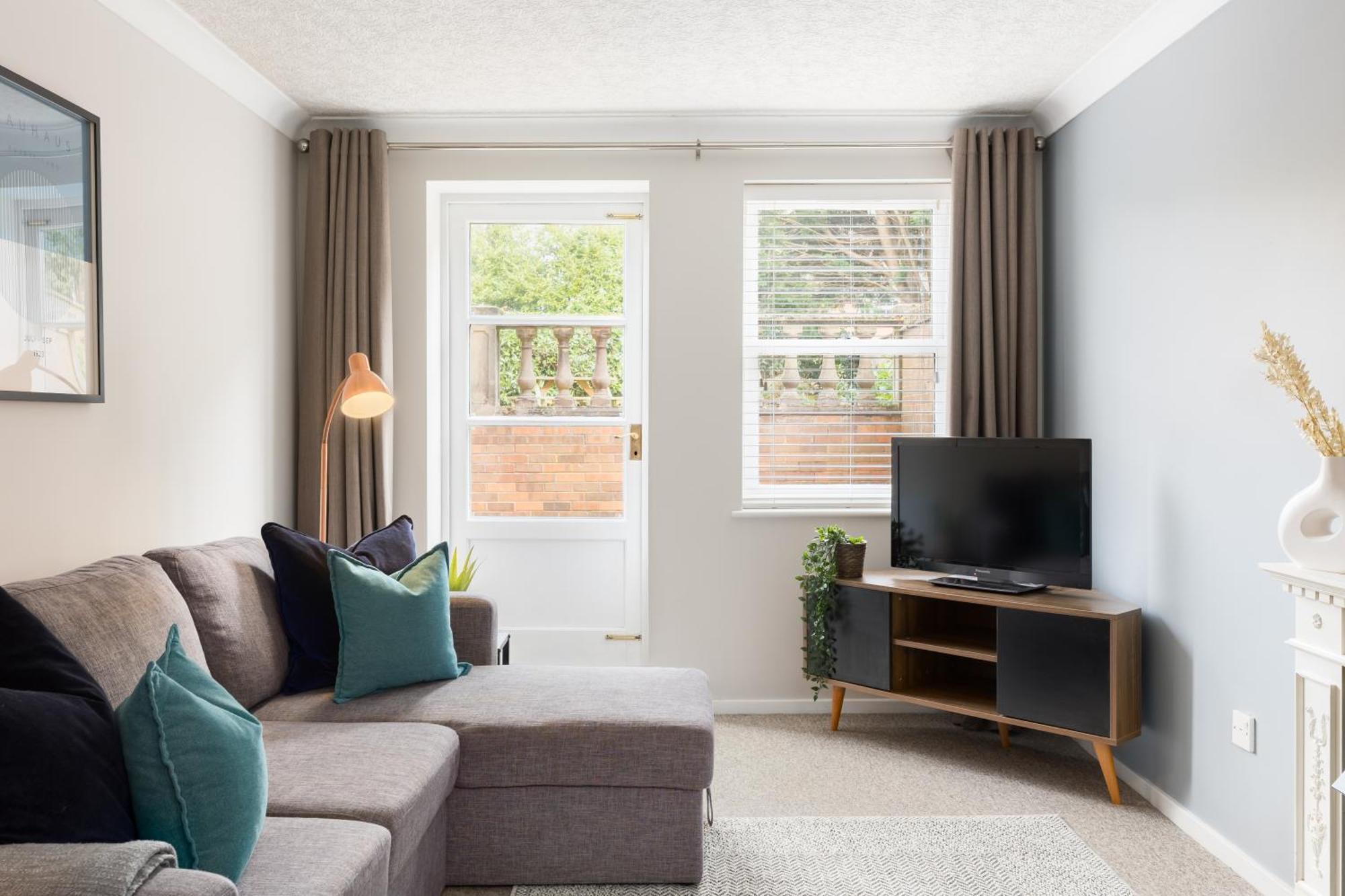 Modern 2-Bedroom Apartments With Free Parking In Leamington Spa Exterior foto